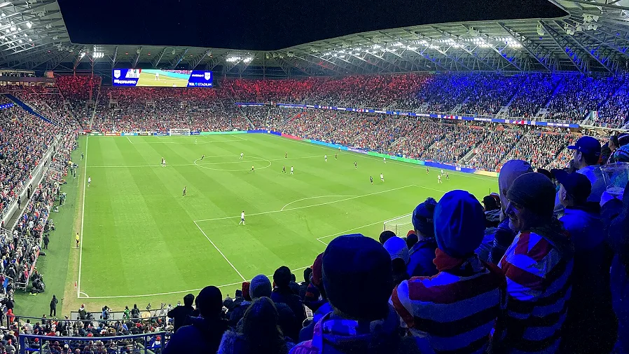 从 U17 到 U21：身体发育窗口期里必须做的三次取舍·更衣室外的三十秒·青年欧战夜